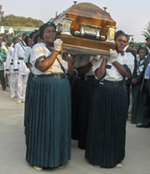 Le cercueil de maman Maman Muilu transporté par des surveillantes